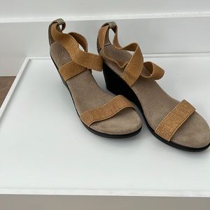 Charleston Shoe Company gold strap sandal. Size 8